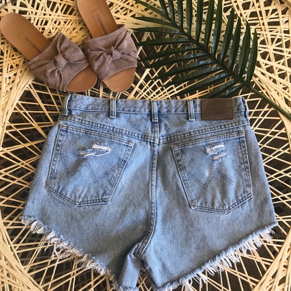 Wrangler | Denim Distressed Short Hi Rise - Picture 2 of 5